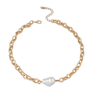 Collier à grosse chaîne dorée avec pendentif perle baroque et fermoir mousqueton réglable
