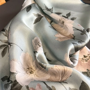 Sciarpa in seta di gelso azzurra con stampa floreale e texture perlata liscia