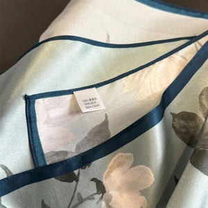 Lussuoso foulard in 100% seta di gelso con stampa floreale celeste e bordi arrotolati