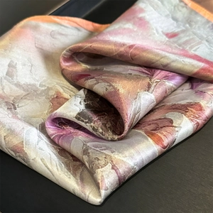 Κομψό μεταξωτό μαντήλι με ροζ λουλούδια και πορτοκαλί στριφτές άκρες για γυναίκες
