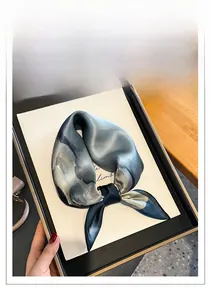 Détail d'un carré de soie 100% mûrier avec imprimé dégradé bleu et or élégant