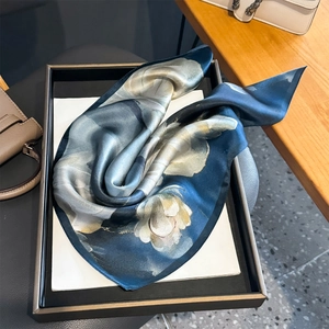 Carré de soie 100% mûrier élégant avec imprimés floraux bleus dans un coffret cadeau