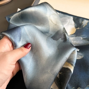 Carré de soie 100% mûrier bleu et argenté avec d'élégants motifs floraux abstraits