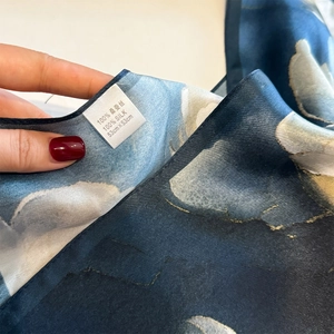Élégant carré en 100% soie de mûrier avec dégradé bleu et motifs de texture à l'encre