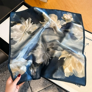 Carré en soie 100% mûrier bleu marine avec motif de fleurs dorées et éclat satiné