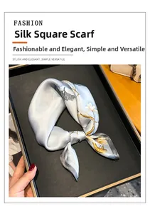 Détail d'un carré en soie pure avec peinture à l'encre de magnolia et texture satin