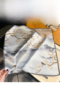 Détail d'un foulard en soie de mûrier 100% avec peinture de paysage chinois classique