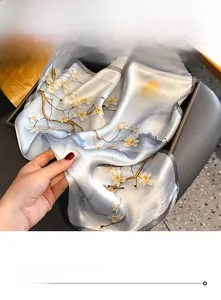 Détail de la texture en soie brillante et des bords finement cousus d'un foulard traditionnel