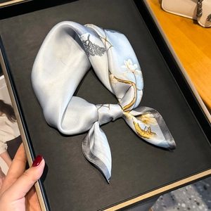 Carré De Satin De Mûrier Femme Style Chinois Peinture À L'encre Imprimé Fleuri Élégant Foulard En Satin Lisse