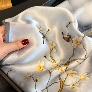 Élégant foulard en soie de mûrier 100% avec des motifs de fleurs et d'oiseaux bleu clair