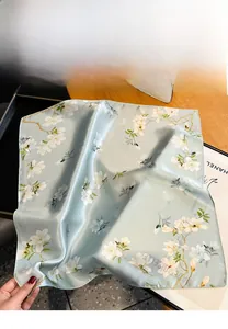Vue détaillée d'un foulard carré en soie avec imprimé floral de magnolia blanc vintage