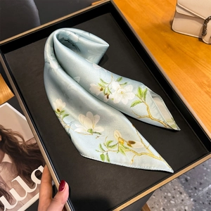 Carré de soie bleu clair élégant 100% soie de mûrier avec imprimé floral magnolia