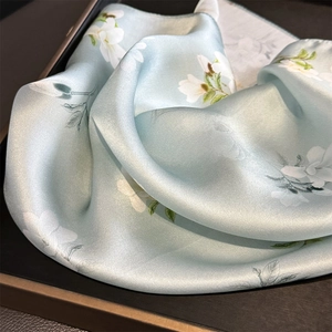 Élégant foulard carré en soie bleu clair 100% avec des motifs de fleurs de magnolia