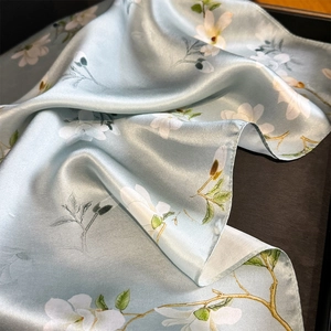Élégant carré en 100% soie de mûrier avec imprimé de magnolia blanc sur fond bleu-vert clair