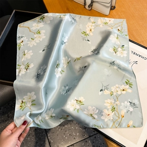 Élégant foulard en soie bleu clair 100% mûrier avec motifs de fleurs de magnolia