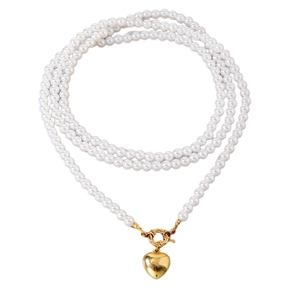 Elegante collar de perlas multicapa con colgante de corazón dorado pulido sobre fondo blanco