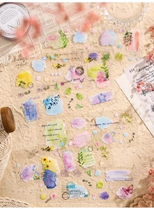 Vista dall'alto di adesivi floreali vintage e farfalle su carta da scrapbooking ruvida
