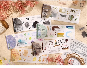 Dettaglio di adesivi floreali vintage e etichette a farfalla per decorazione fai-da-te