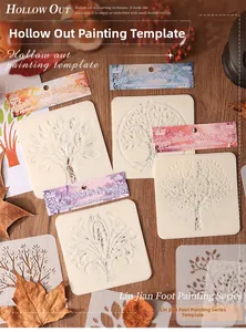 Détail de 6 pochoirs PET motif arbres pour dessin DIY sur fond en bois rustique