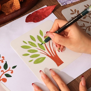 Kit de peinture DIY avec pochoirs PET creux et pinceaux souples sur table en bois