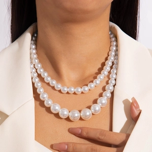 Double-layered white pearl necklace featuring a gradient design and elegant metal heart pendant