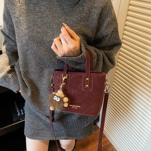 Sac seau vintage bordeaux avec charme monstre en peluche et finitions dorées