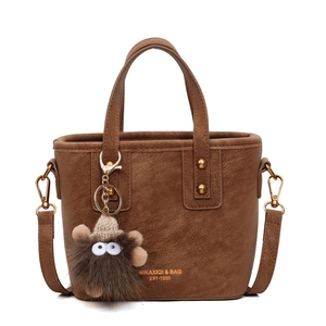 Sac seau en cuir marron café avec poignées et adorable charme de monstre en peluche