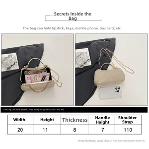 Größentabelle mit 20cm Breite und 11cm Höhe für diese elegante Abendtasche mit Kette
