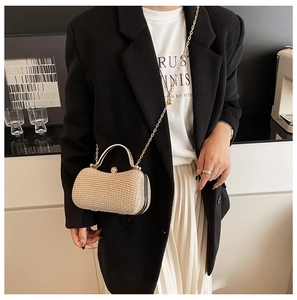Detailansicht der champagnergoldenen Abendtasche mit Pailletten und Metallgriff