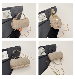 Detail einer perlenbesetzten Abendtasche mit goldenem Griff und eleganter Kette