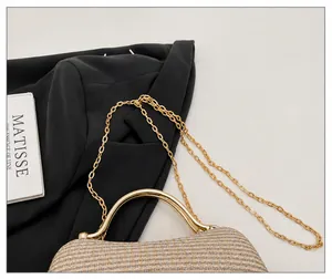 Detailansicht der goldenen Kette und der gewebten Tweed-Struktur dieser eleganten Box-Bag
