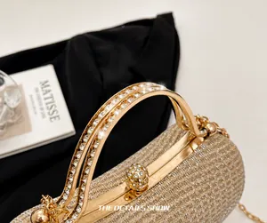 Details der champagnerfarbenen Abendtasche mit strassbesetzten Metallgriffen