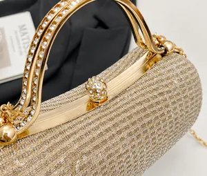 Nahaufnahme der goldenen Abendtasche mit Glitzermesh und diamantbesetztem Kugelverschluss