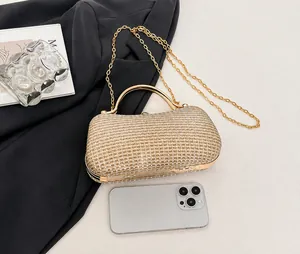 Nahaufnahme der champagnerfarbenen Pailletten-Clutch mit Metallgriff und Größenreferenz