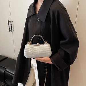 Funkelnde silberne Box-Clutch mit goldenem Griff und Kette für festliche Anlässe