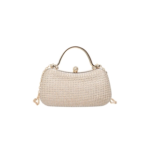 Elegante champagnerfarbene Abendtasche mit Perlenverschluss und Metallkette