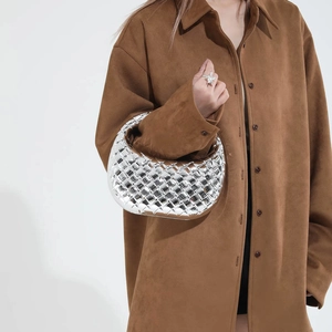 Borsa hobo intrecciata metallizzata argento con design a trama classica e manico