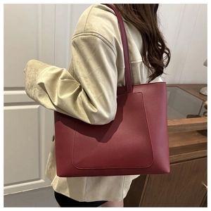 Grand sac cabas bordeaux en cuir porté par un mannequin pour le quotidien et les mariages