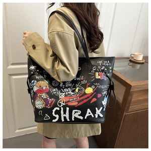Photo lifestyle du grand sac cabas graffiti avec imprimés ours colorés sur cuir noir