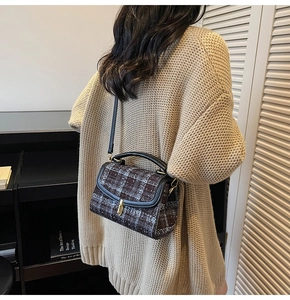 Rückansicht einer Frau mit einer Vintage-Umhängetasche aus Tweed mit goldenem Verschluss