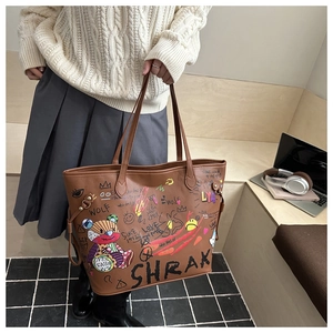 Vue détaillée du grand sac cabas graffiti avec ours de dessin animé et cordon latéral