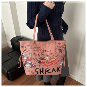 Détail du sac cabas rose en similicuir avec graffitis street art colorés et cordons de serrage