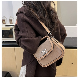 Détail du sac besace kaki avec rabat texturé et logo métallique LOYSAHS élégant