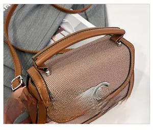 Détails du sac selle rétro avec coutures contrastées et boucle à anneau argenté chic