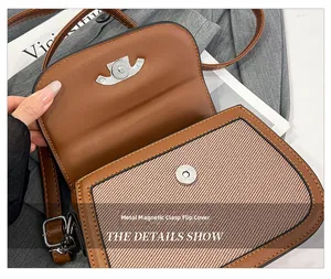 Détail de la boucle magnétique en métal et de la texture du tissu sur le sac besace marron