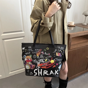 Sac fourre-tout noir graffiti avec motifs d'ours et grandes bretelles d'épaule