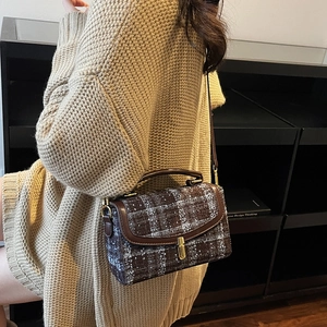 Vintage-Umhängetasche aus Plaid-Tweed mit braunem Lederbesatz und goldenem Verschluss