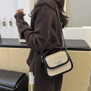 Sacoche rétro bicolore avec texture tissée, finitions en cuir noir et détails argentés