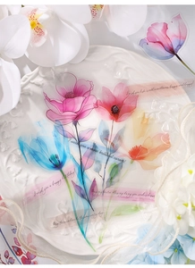 Detalle de pegatinas de flores PET con caligrafía en un plato cerámico decorativo