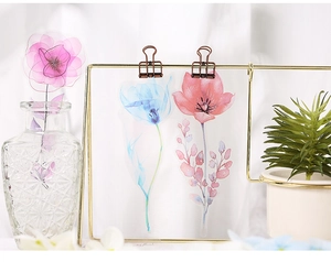 Detalle de pegatinas florales de PET translúcido para decoración de álbumes de recortes